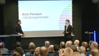 Foto: Utbildningsminister Mats Persson (L) och Teknikföretagens Näringspolitiska chef Maria Rosendahl