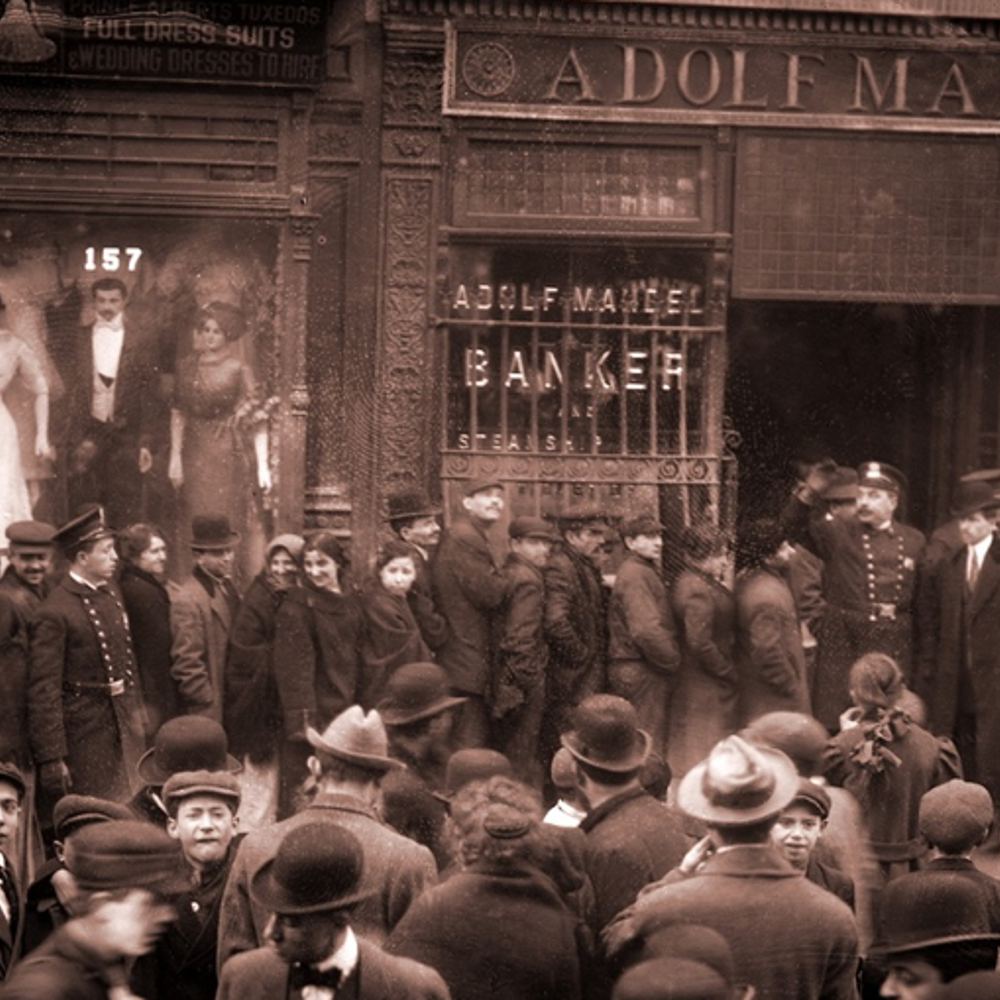 Bankrusning inget nytt fenomen: Här försöker polisen hålla ordning vid en bankrusning mot Adolf Mandel Bank i New York 1912. Foto: Shutterstock
