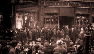 Bankrusning inget nytt fenomen: Här försöker polisen hålla ordning vid en bankrusning mot Adolf Mandel Bank i New York 1912. Foto: Shutterstock
