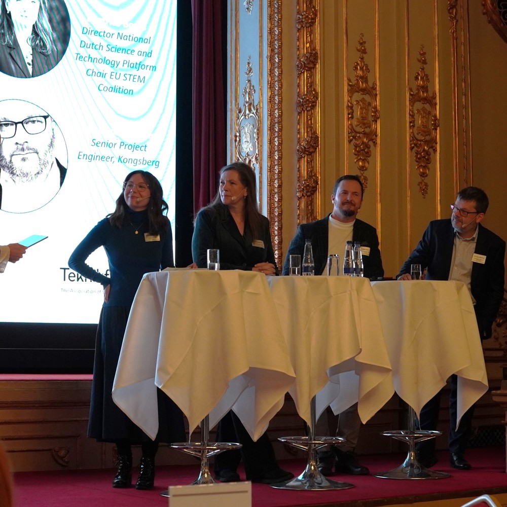 Från vänster till höger: Maria Rosendahl, näringspolitisk chef på Teknikföretagen och moderator för panelsamtalet, Eleonora Svanberg, grundare av Girls in STEM, Beatrice Boots, chef för STEM-plattformen i Nederländerna, Peter Sund, vd för Finlands informationssäkerhetskluster, och Jan Dyre Bjerknes, senior project engineer på Kongsberg.