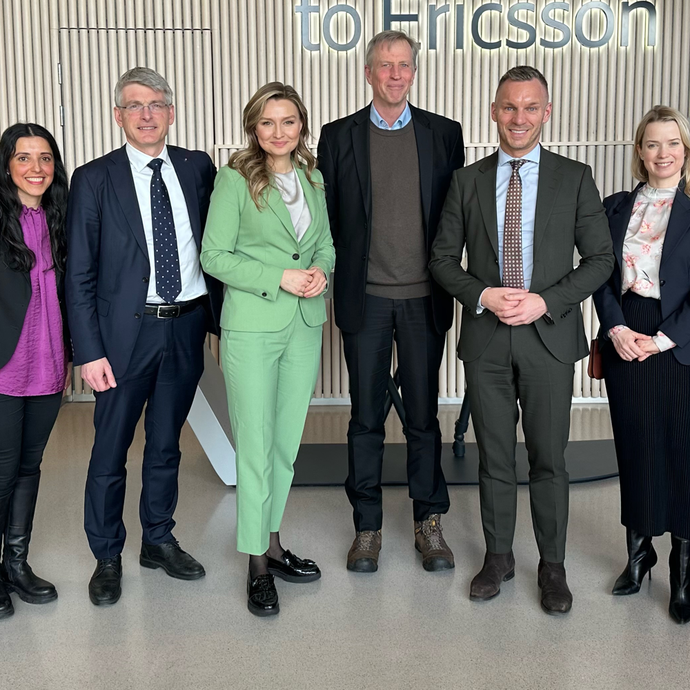 På bild från vä: Per de la Gardie, Saab Aylin Farid, ABB Erik Ekudden, Ericsson, Ebba Busch, Statsråd Pontus Delaval, Ordförande Programmet för Avancerad Digitalisering Erik Slottner, Statsråd Jenny Lindqvist , Ericsson Maria Rosendahl, Teknikföretagen