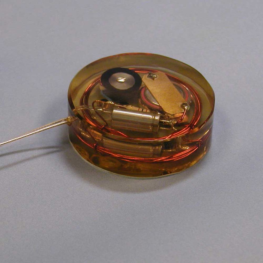 Den första pacemakern designad av ingenjören och läkaren Rune Elmqvist 1958. Ur St. Jude Medicals arkiv hos Centrum för Näringslivshistoria.