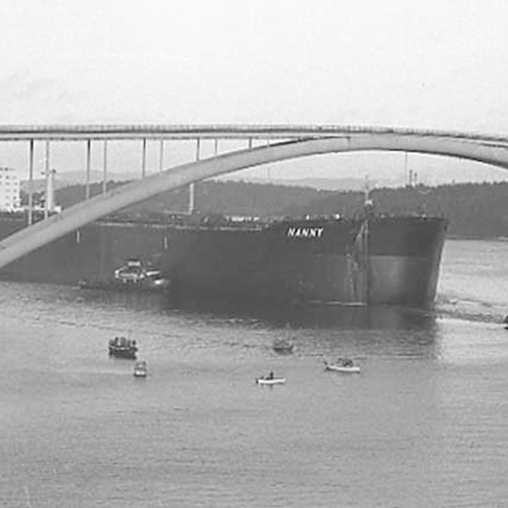 Världens största tankfartyg Nanny passerar under Tjörnbron 1978. Foto: Arne Andersson/Bohusläns museum.