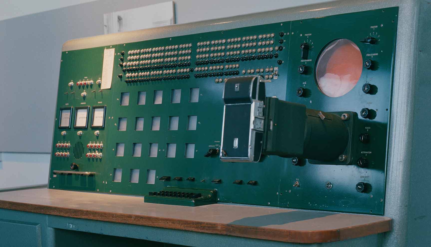 Manöverbord till Sveriges första elektroniska datamaskin Besk. Foto: Truls Nord/Tekniska museet.