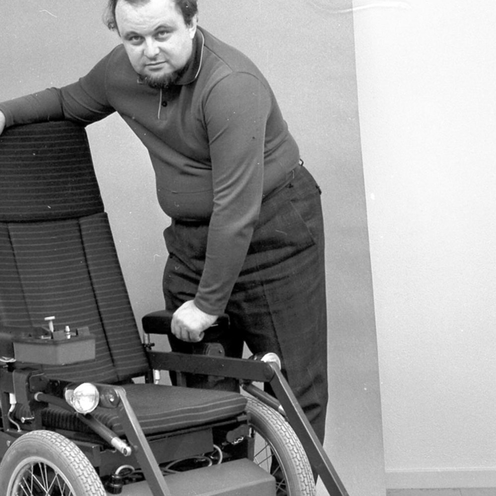Per Uddéns uppfinning Permobil har förbättrat livet för många människor världen över. Här fotograferad för tidningen Femina, 1967. Foto: Bosse Emanuelsson, Norrladsbild/Sundsvalls museum.