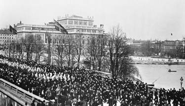 Den politiska storstrejkens första dag på Norrbro den 15 maj år 1902.  Foto: Andreas Hasselgren/Stockholms stadsmuseum.