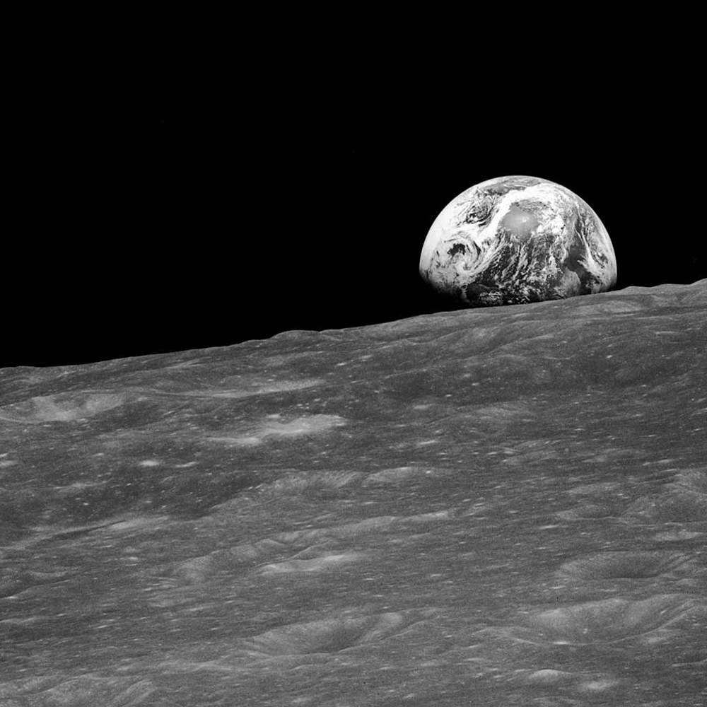 Det första fotografiet där jorden stiger över månens horisont, taget 1968 med en kamera från Hasselblad. Bild från NASA.