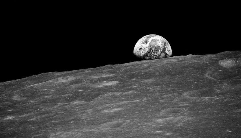 Det första fotografiet där jorden stiger över månens horisont, taget 1968 med en kamera från Hasselblad. Bild från NASA.
