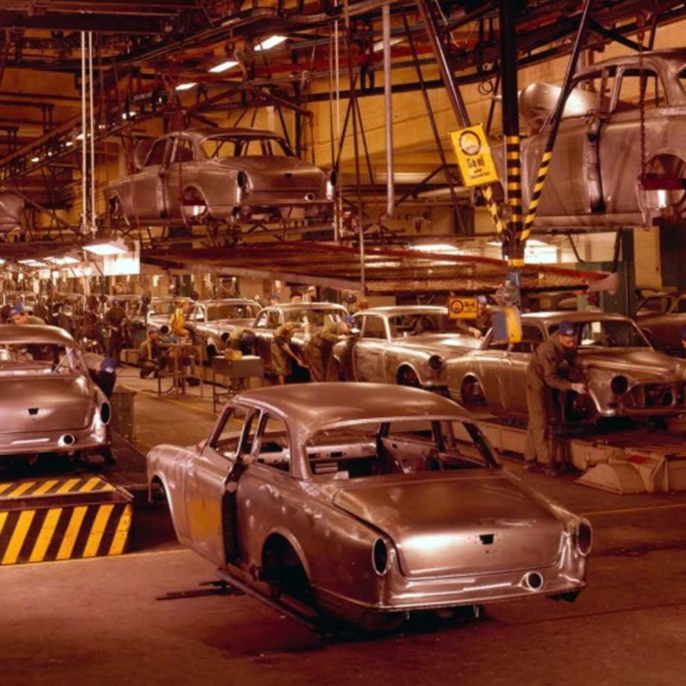 Volvos snabba framgång kan tillskrivas ett nära samarbete mellan olika fabriker med skiftande specialitet. Redan från starten var Volvo beroende av sina underleverantörer. Bild från Volvo Car Group.