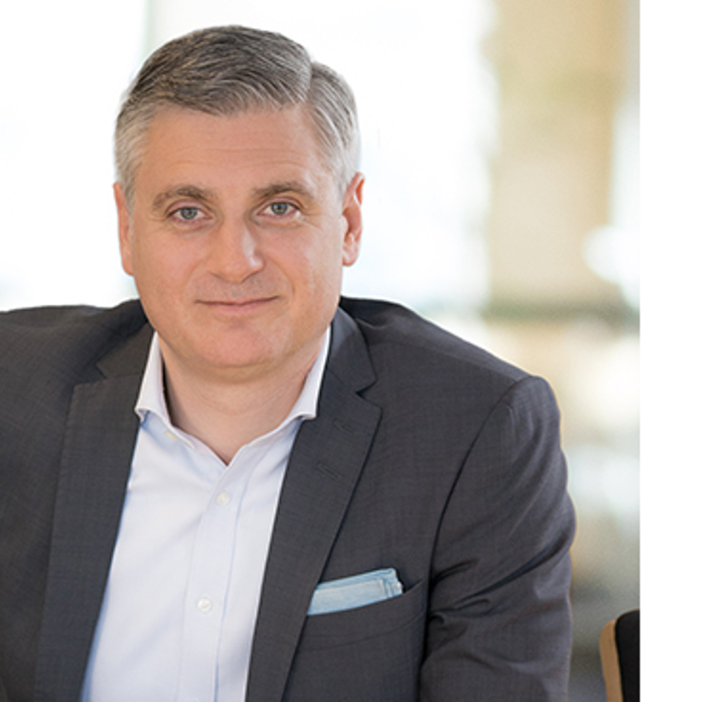 Robert Puskaric, vd för Doro, och produktbild från Doro.